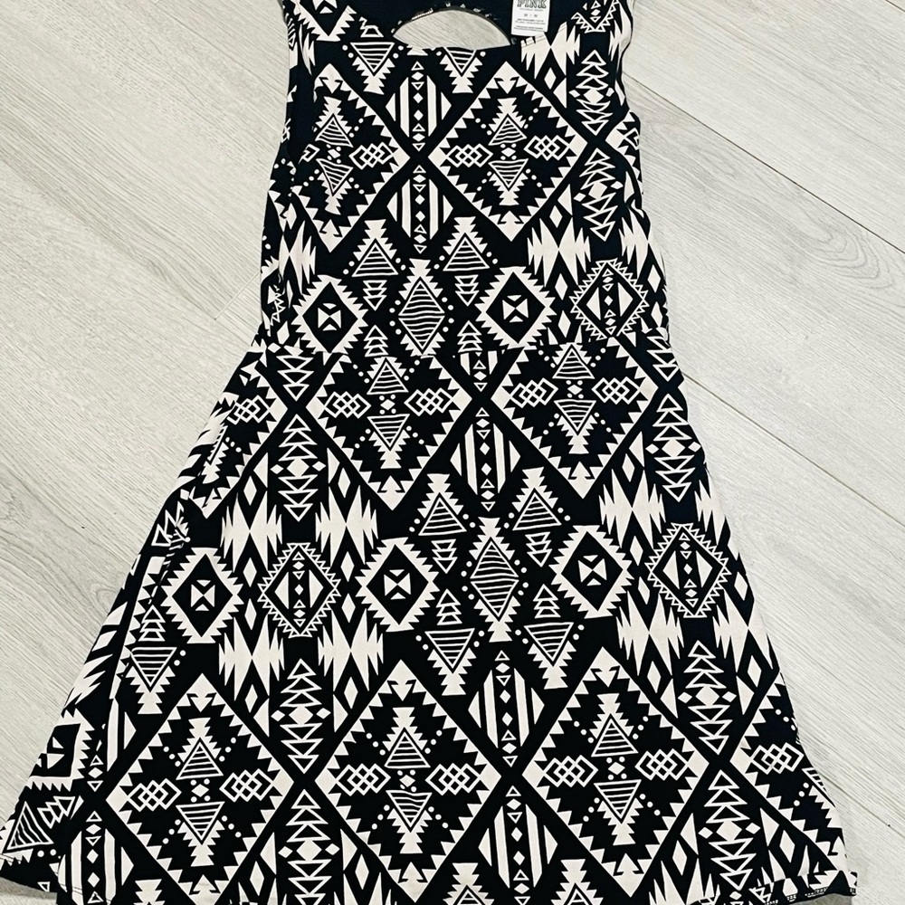 PINK Victoria's Secret Black Cream Geometric Keyhole Back Flare Mini Dress M